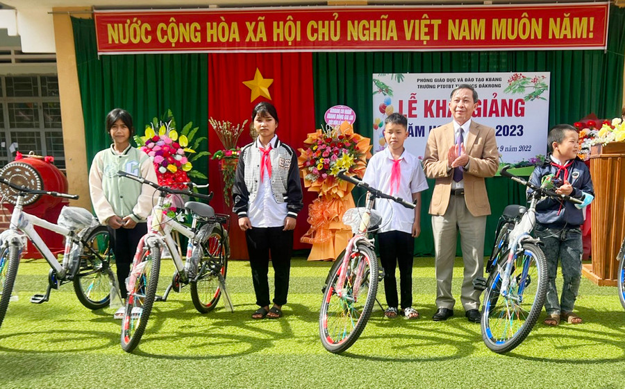 Ủy viên Ban Thường vụ Tỉnh ủy, Trưởng ban Tuyên giáo Tỉnh ủy Huỳnh Thế Mạnh trao xe đạp cho học sinh nghèo vượt khó Trường Phổ thông Dân tộc Bán trú Tiểu học và THCS Đak Rong (huyện KBang). Ảnh: Đinh Yến