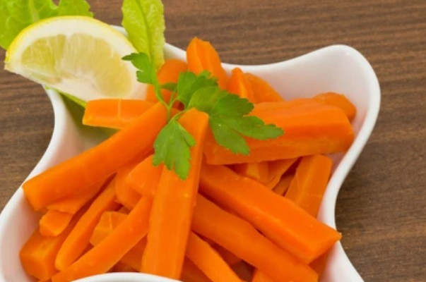 Ăn ít nhất 2 - 4 củ cà rốt mỗi tuần có thể giảm 17% nguy cơ ung thư đại trực tràng về lâu dài. Ảnh: Shutterstock