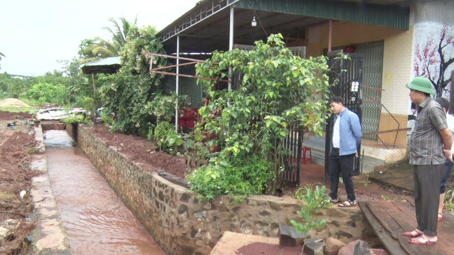 Ông Vũ Mạnh Định (người đội mũ)-Chủ tịch UBND huyện Đức Cơ đi kiểm tra công tác ứng phó bão số 4. Ảnh: Lê Văn Châu Ông Vũ Mạnh Định-Chủ tịch UBND huyện Đức Cơ trực tiếp đi kiểm tra công tác ứng phó bão số 4. Ảnh: Lê Văn Châu