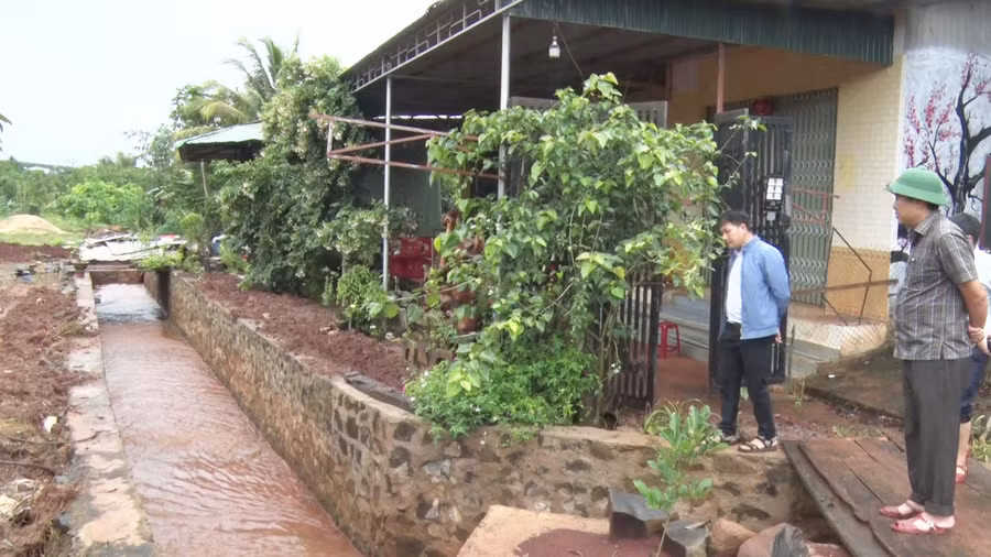 Ông Vũ Mạnh Định (người đội mũ)-Chủ tịch UBND huyện Đức Cơ đi kiểm tra công tác ứng phó bão số 4. Ảnh: Lê Văn Châu Ông Vũ Mạnh Định-Chủ tịch UBND huyện Đức Cơ trực tiếp đi kiểm tra công tác ứng phó bão số 4. Ảnh: Lê Văn Châu