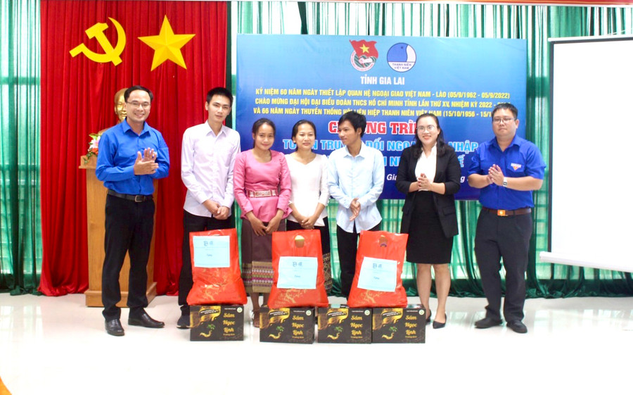 Bồi dưỡng kiến thức về đối ngoại, hội nhập cho sinh viên Gia Lai ảnh 1 Tỉnh Đoàn, Hội LHTN Việt Nam tỉnh tặng quà cho 4 sinh viên nước Cộng hòa Dân chủ Nhân dân Lào đang học tập tại Phân hiệu Trường Đại học Nông lâm TP. Hồ Chí Minh tại Gia Lai. Ảnh: Phan Lài