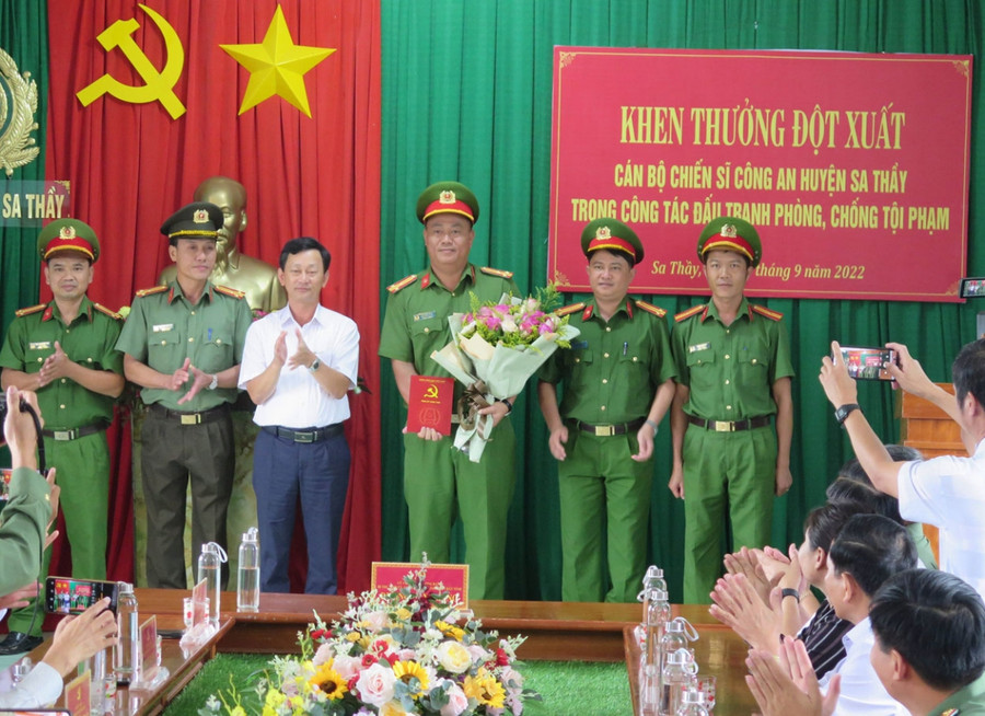 Ông Dương Văn Trang chúc mừng thành tích phá án của cán bộ chiến sỹ Công an huyện Sa Thầy. Ông Dương Văn Trang chúc mừng thành tích phá án của cán bộ chiến sỹ Công an huyện Sa Thầy.