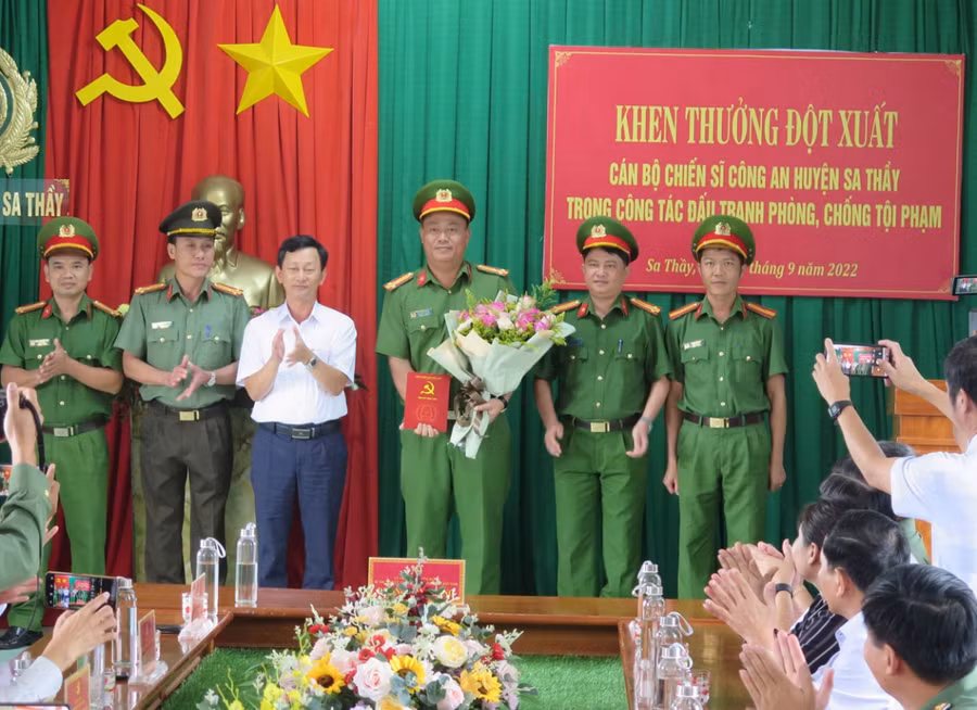 Ông Dương Văn Trang chúc mừng thành tích phá án của cán bộ chiến sỹ Công an huyện Sa Thầy.