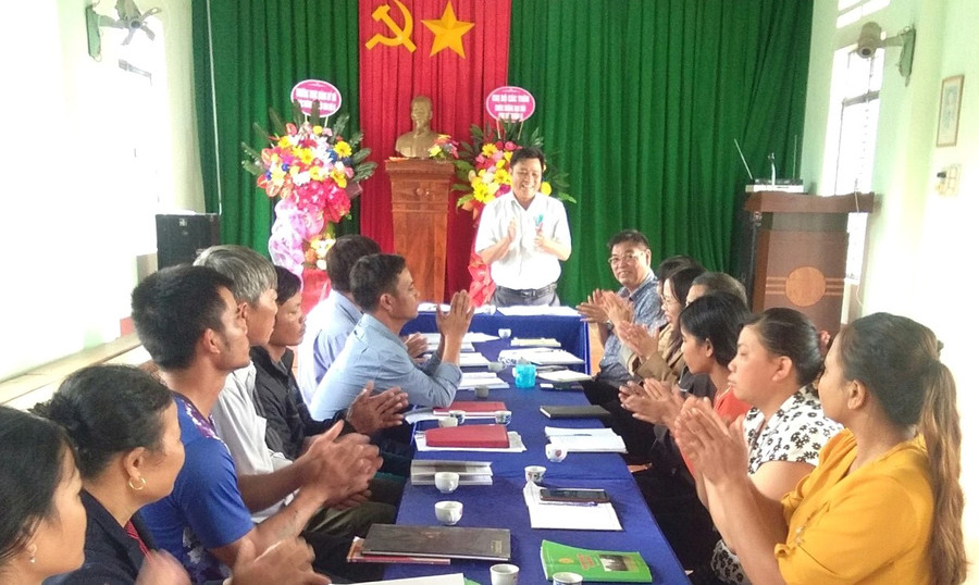  Quang cảnh buổi sinh hoạt Chi bộ thôn 6 (xã Đông, huyện Kbang). Ảnh: An Phát