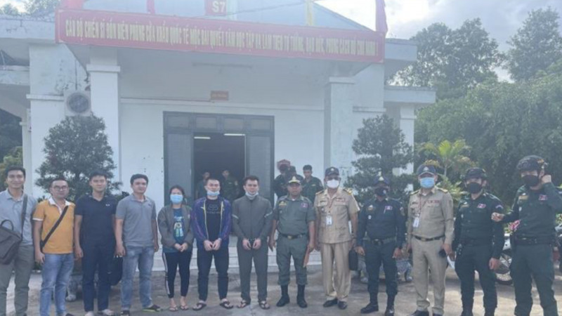 Công an Đồng Nai phối hợp với Cục Cảnh sát hình sự tiếp nhận các đối tượng từ Cảnh sát Hoàng gia Campuchia. Công an Đồng Nai phối hợp với Cục Cảnh sát hình sự tiếp nhận các đối tượng từ Cảnh sát Hoàng gia Campuchia.