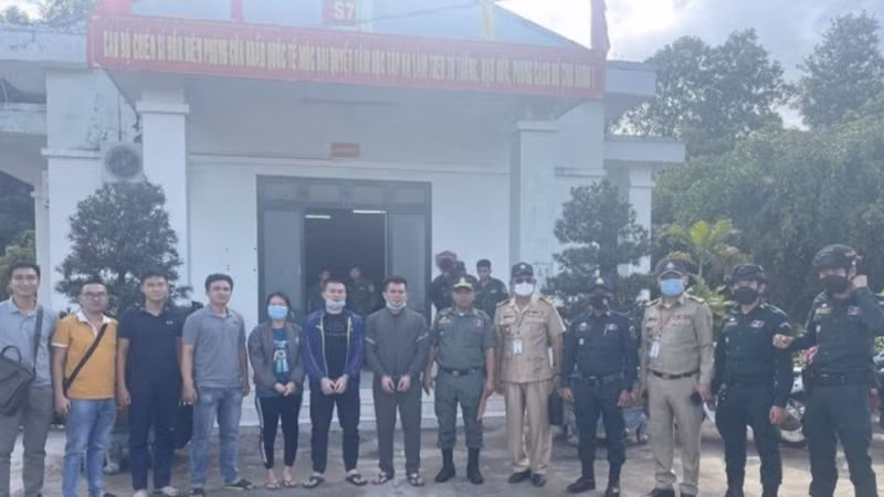 Công an Đồng Nai phối hợp với Cục Cảnh sát hình sự tiếp nhận các đối tượng từ Cảnh sát Hoàng gia Campuchia.