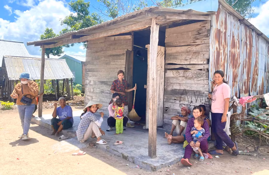 Không có cơ sở hạ tầng thiết yếu, người dân ở cụm dân cư tự phát Suối Cạn (xã Ia Sol, huyện Phú Thiện) sống trong cảnh “4 không” (không điện-đường-trường-trạm). Ảnh: Minh Nguyễn