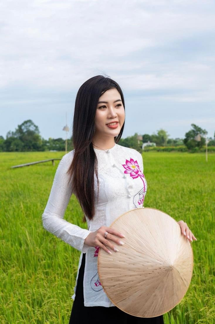 Người đẹp quê Đồng Tháp mong muốn quảng bá du lịch Việt đến bạn bè quốc tế. Ảnh: NVCC
