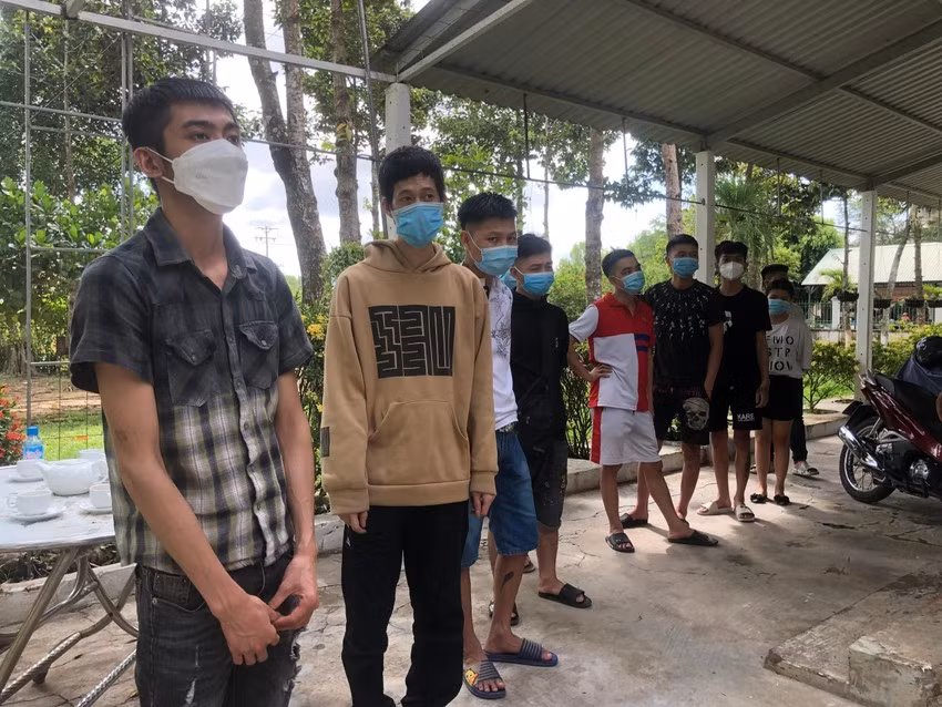 Các công dân trở về nước tại Đồn Biên phòng Mỹ Quý Tây. Ảnh: Huỳnh Du/plo.vn