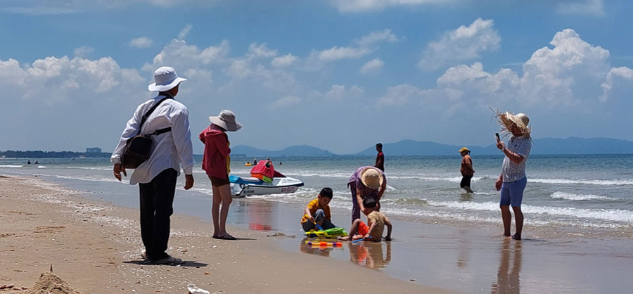 Thợ ảnh “đứng hình” khi du khách tự chụp bằng điện thoại di động. Ảnh: Như Lịch