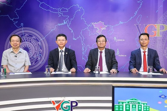 Các vị khách mời tham dự Tọa đàm trực tuyến "Ngành Ngân hàng tiên phong chuyển đổi số: Để toàn dân tham gia, toàn dân hưởng lợi". Ảnh: VGP Các vị khách mời tham dự Tọa đàm trực tuyến