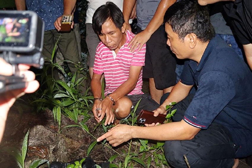 Dũng được đưa đi những nơi mà nghi phạm đã vứt túi đựng tiền. Ảnh: CA Dũng được đưa đi những nơi mà nghi can đã vứt túi đựng tiền. Ảnh: CA