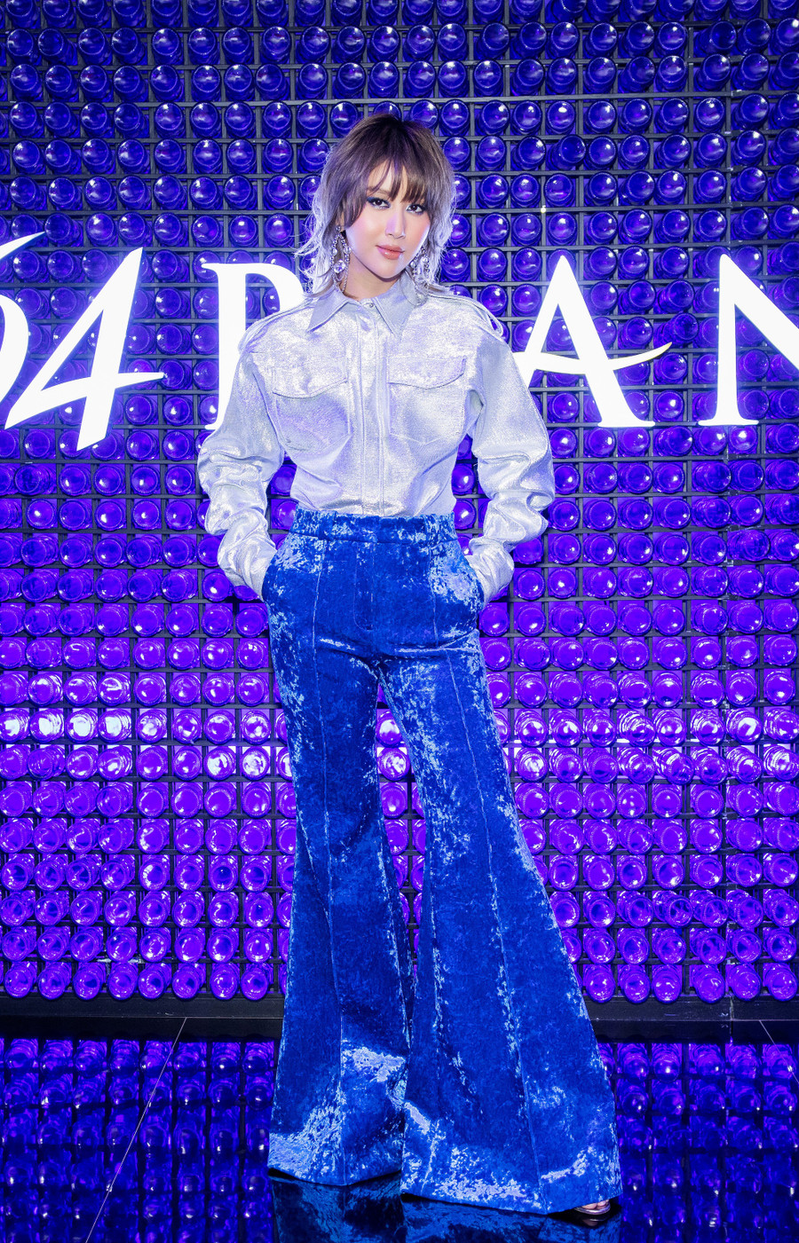 Ngoài Kỳ Duyên, sự kiện lần này còn có sự góp mặt của Quỳnh Anh Shyn. Khác với vẻ gợi cảm của Hoa hậu Việt Nam 2014, diễn viên Đời cho ta bao lần đôi mươi chọn trang phục cá tính cho lần xuất hiện này. Cô kết hợp áo màu bạc và quần ống loe, nổi bật nhờ kiểu tóc khác lạ. Ảnh: NVCC