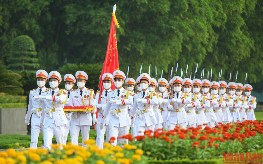 Sau khi thực hiện nghi lễ chào cờ, đội tiêu binh hành tiến một vòng qua trước Lăng, chuẩn bị duyệt đội ngũ. Sau khi thực hiện nghi lễ chào cờ, đội tiêu binh hành tiến một vòng qua trước Lăng, chuẩn bị duyệt đội ngũ.