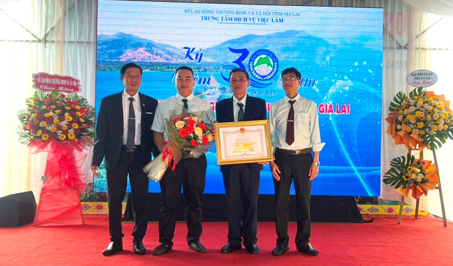 Trao bằng khen của Chủ tịch UBND tỉnh Gia Lai cho Trung tâm Dịch vụ việc làm tỉnh. Ảnh: Đinh Yến Trao bằng khen của Chủ tịch UBND tỉnh Gia Lai cho Trung tâm Dịch vụ việc làm tỉnh. Ảnh. Đinh Yến