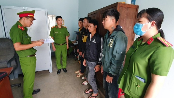 Cơ quan công an đọc lệnh bắt tạm giam 4 thanh niên tham gia hỗn chiến Cơ quan công an đọc lệnh bắt tạm giam 4 thanh niên tham gia hỗn chiến