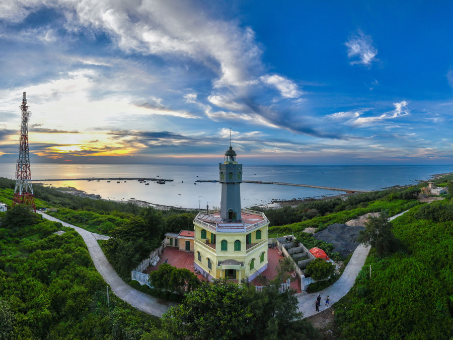Hải đăng Bạch Long Vĩ và các trạm radar của Vùng 1 Hải quân và Sư đoàn 363 (Quân chủng Phòng không - Không quân) trên đỉnh cao của đảo Bạch Long Vĩ. Ảnh: Độc Lập