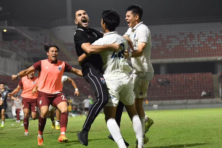 HLV Garcia (đen) vỡ òa sau khi U.20 Thái Lan thắng kịch tính trước Philippines. Ảnh: FAT