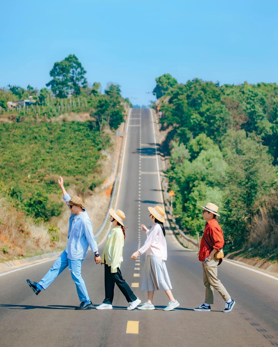 Các bạn trẻ mê mẩn check-in trên cung đường dốc uốn lượn. Ảnh nguồn Fanpage Blog của Rọt