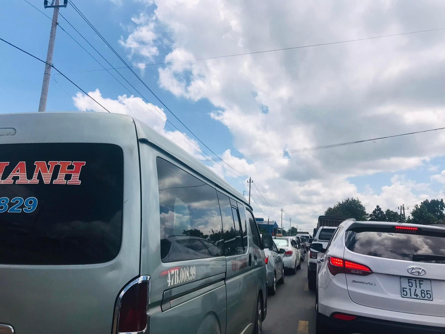 Rất nhiều phương tiện về huyện Krông Pắk dự lễ hội sầu riêng. Ảnh: QS