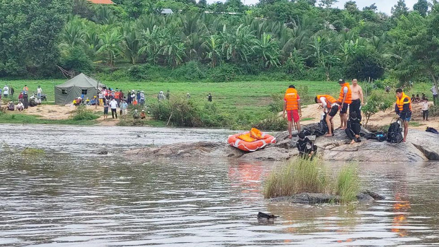 Lực lượng chức năng đang tiếp cận hiện trường tìm thi thể nạn nhân. Ảnh: Lê Anh