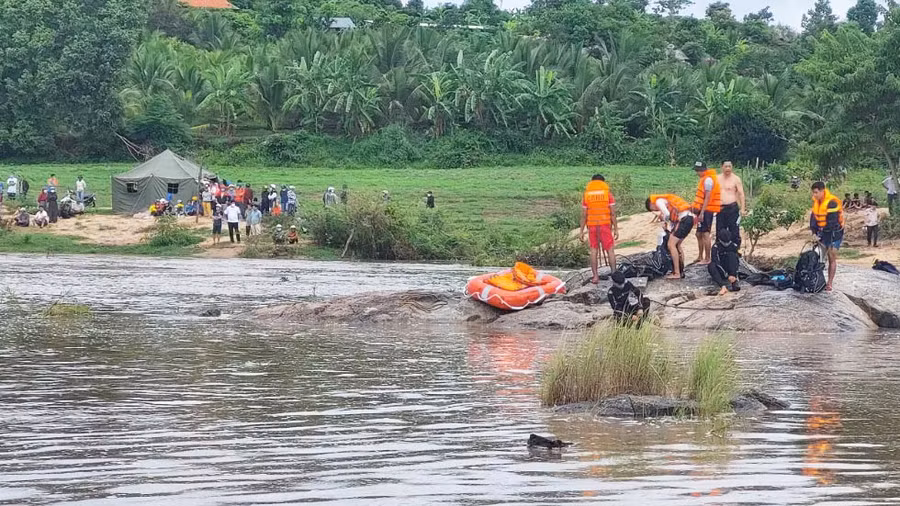 Lực lượng chức năng đang tiếp cận hiện trường tìm thi thể nạn nhân. Ảnh: Lê Anh