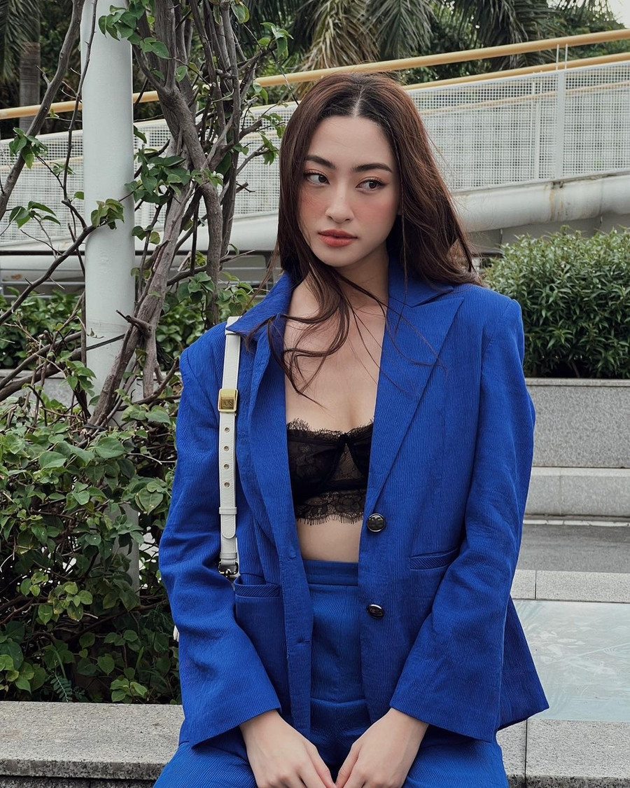 Cách mặc vest khoe bra của Lương Thùy Linh được rất nhiều cô gái trẻ áp dụng. Cùng một outfit nhưng khi hội họp nghiêm túc thì cài nút kín đáo, lúc dạo phố sau giờ tan tầm sẽ thoải mái khoe nội y thời trang bên trong.