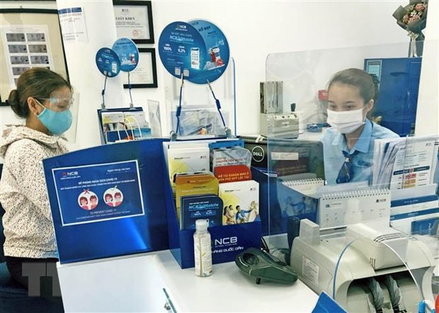 Khách hàng giao dịch tại Ngân hàng TMCP Quốc Dân. (Ảnh: Trần Việt/TTXVN) Khách hàng giao dịch tại Ngân hàng TMCP Quốc Dân. (Ảnh: Trần Việt/TTXVN)