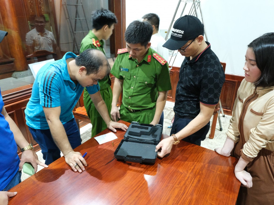 Cơ quan công an thu giữ khẩu súng ngắn của bị can Đạt. Ảnh: Văn Hùng