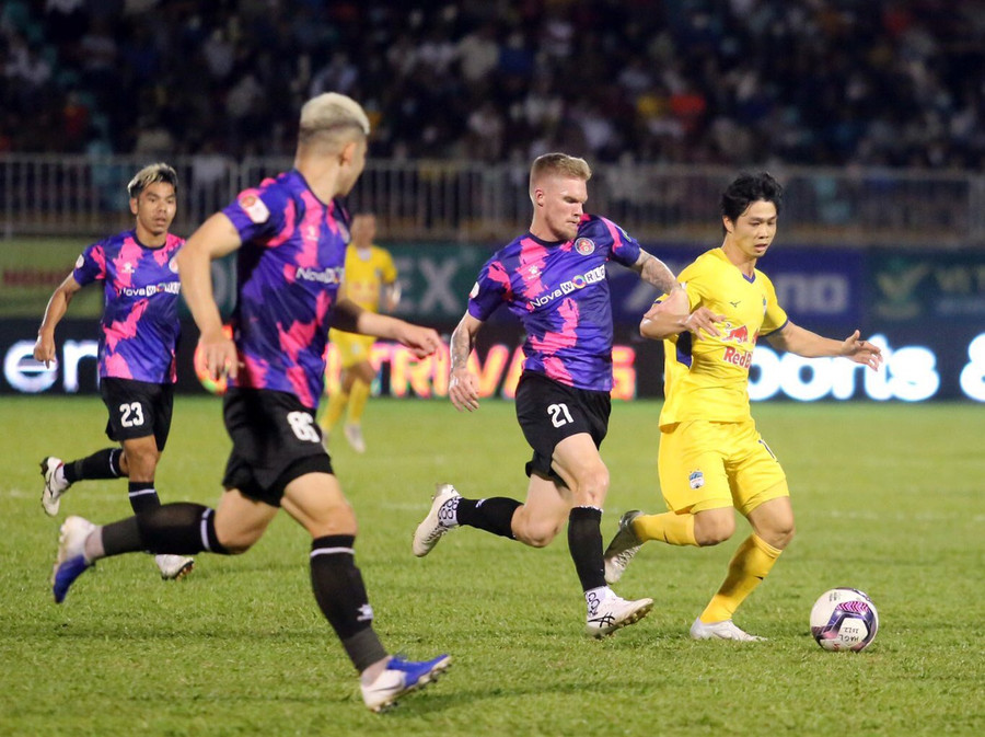 HAGL (bìa phải) đã không thể vượt qua Sài Gòn FC trong trận cầu chơi trên chân. Ảnh: Văn Ngọc