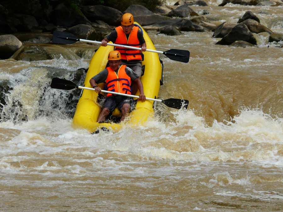 Vượt thác bằng xuồng. Ảnh: Lâm Viên
