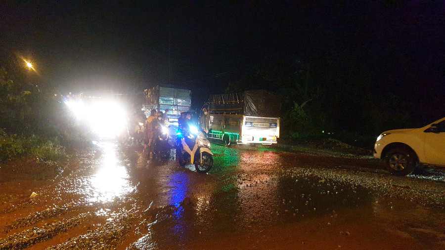 Giao thông tại khu vực cầu Vàng trở lại bình thường. Ảnh: Lê Anh Giao thông tại khu vực cầu Vàng trở lại bình thường. Ảnh: Lê Anh