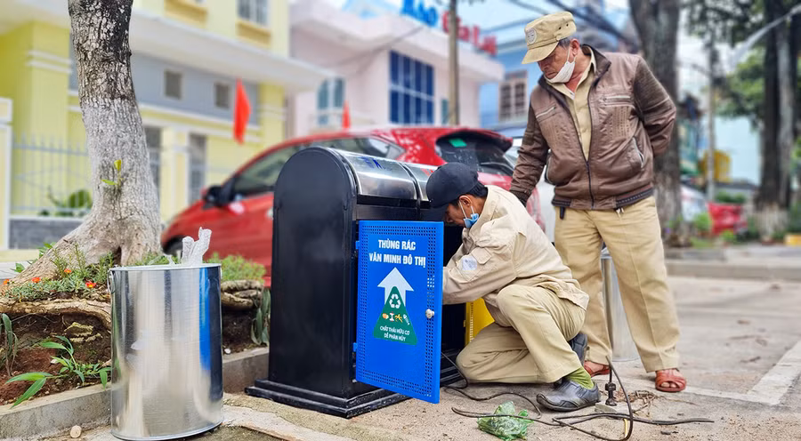 Kế hoạch lắp đặt thùng rác hiện đại, thân thiện với môi trường nhằm xây dựng thành phố Pleiku ngày càng xanh-sạch-đẹp. Ảnh: Hồng Thương