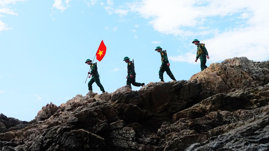 Cán bộ, chiến sĩ Trạm kiểm soát biên phòng Mã Cháu tuần tra trên đảo Hòn Ngựa. Cán bộ, chiến sĩ Trạm kiểm soát biên phòng Mã Cháu tuần tra trên đảo Hòn Ngựa.