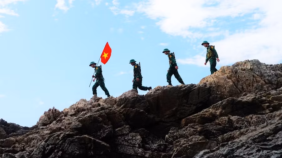 Cán bộ, chiến sĩ Trạm kiểm soát biên phòng Mã Cháu tuần tra trên đảo Hòn Ngựa. 