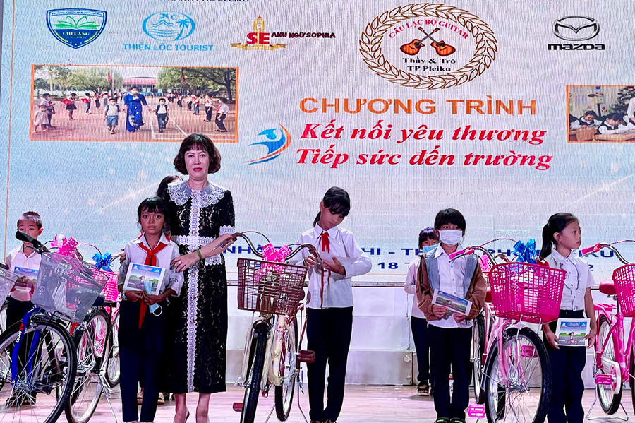 Nhà tài trợ trao tặng 20 xe đạp cho học sinh hiếu học. Ảnh: Lam Nguyên Nhà tài trợ trao tặng 20 xe đạp cho học sinh hiếu học. Ảnh: Lam Nguyên