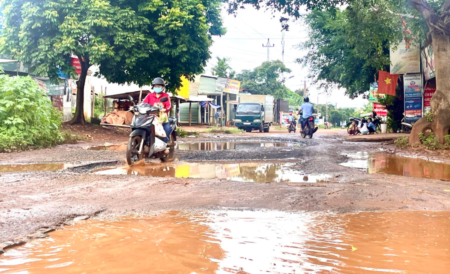 Phía trước cổng chợ xã Al Bá (huyện Chư Sê) tồn tại nhiều “ổ voi”, nước mưa đọng lại hình thành những cái ao chắn ngang mặt đường. Ảnh: Nguyễn Sang Phía trước cổng chợ xã Al Bá (huyện Chư Sê) tồn tại nhiều “ổ voi”, nước mưa đọng lại hình thành những cái ao chắn ngang mặt đường. Ảnh: Nguyễn Sang