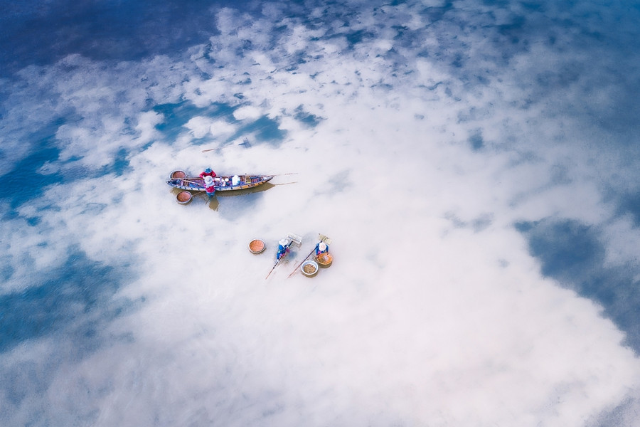 Ngư dân đang cào ốc trên sông Phú Ngân, huyện Tuy An, Phú Yên. Ảnh: Cao Kỳ Nhân