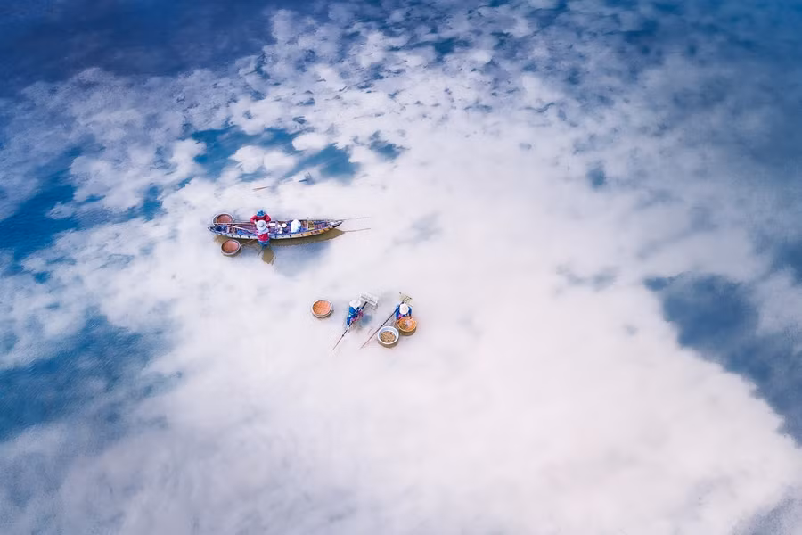 Ngư dân đang cào ốc trên sông Phú Ngân, huyện Tuy An, Phú Yên. Ảnh: Cao Kỳ Nhân