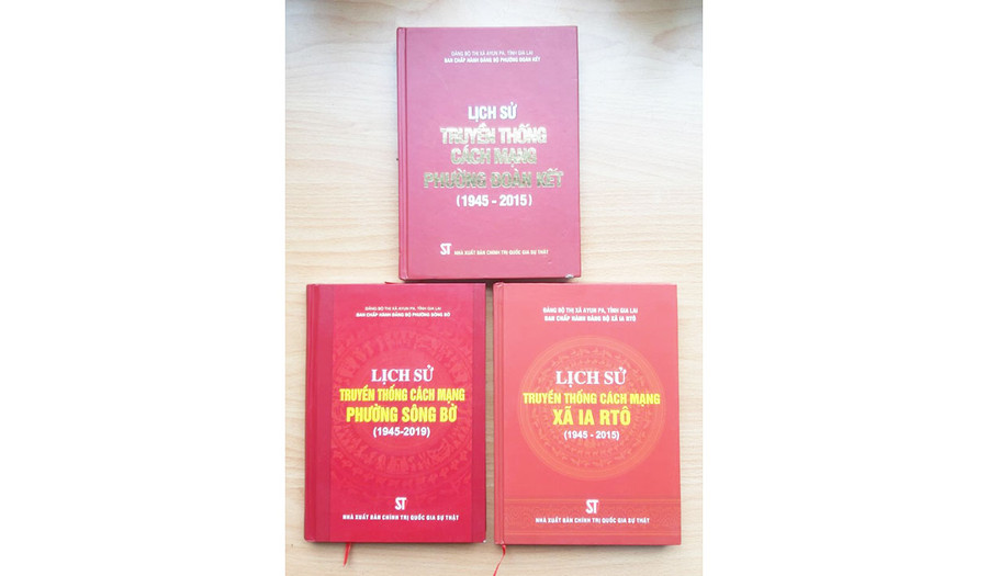 Ba cuốn sách có nhiều phần giống nhau. Ảnh: Nguyễn Quang Tuệ Ba cuốn sách có nhiều phần giống nhau. Ảnh: Nguyễn Quang Tuệ