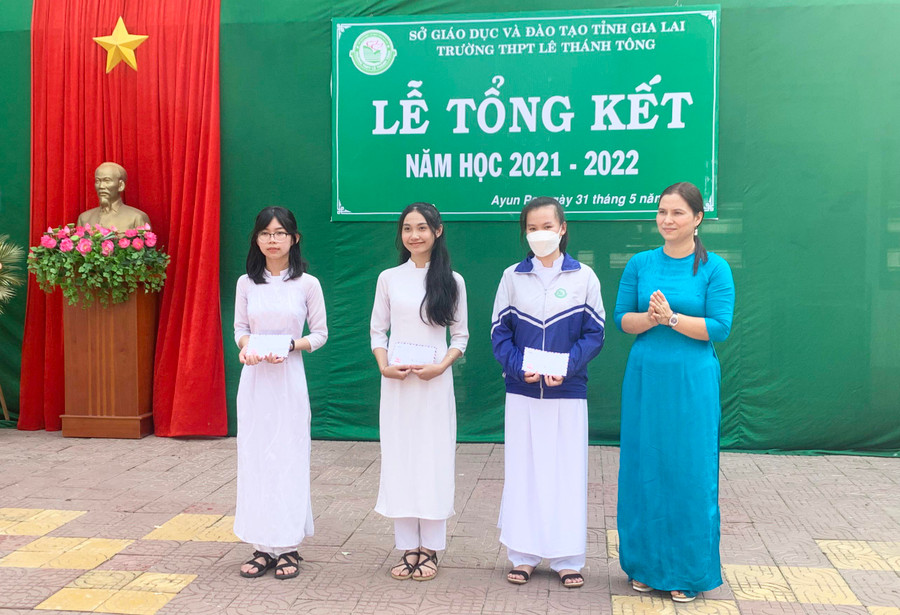 Khen thưởng các em có thành tích cao trong học tập, các em học sinh nghèo vượt khó đã góp phần thúc đẩy phong trào khuyến học, khuyến tài trong nhà trường. Ảnh: Vũ Chi