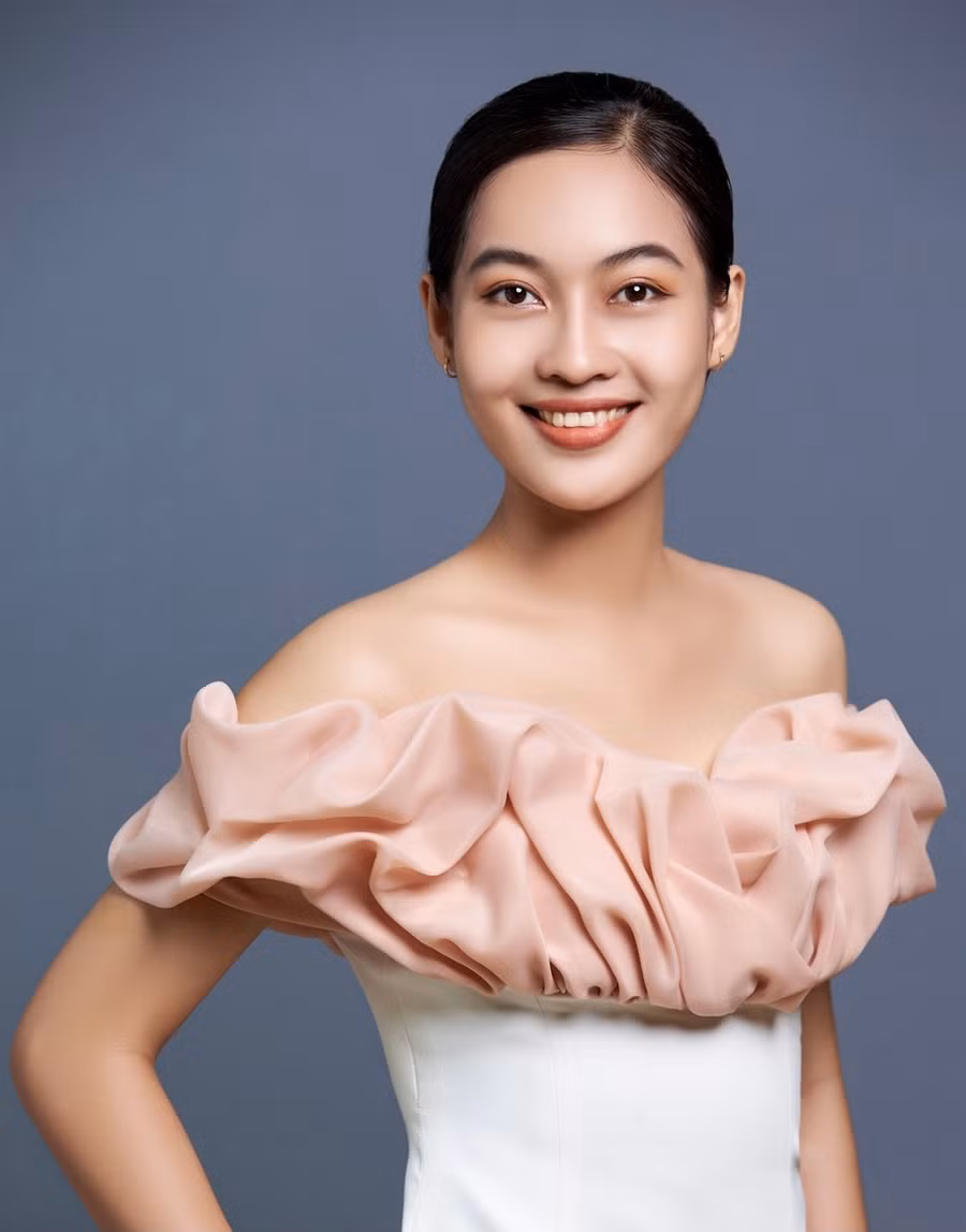 Huỳnh Thu Thảo sinh năm 2000, quê Sóc Trăng. Dù chiều cao hạn chế 1,64m song cô gây ấn tượng bởi làn da trắng, nụ cười rạng rỡ. Thu Thảo là một trong 25 cô gái tranh tài tại cuộc thi Hoa khôi sông Vàm được tổ chức tại Long An. Ảnh: NVCC