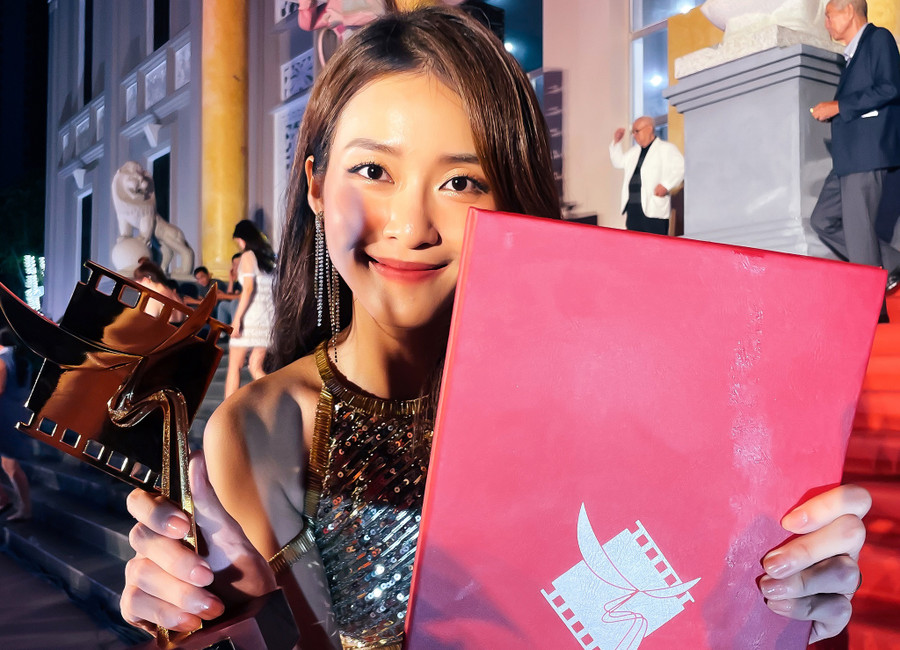 Khả Ngân và Thanh Sơn cùng nhau ăn mừng chiến thắng. Ảnh: NVCC