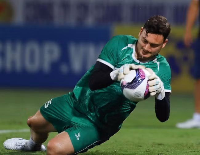 Đặng Văn Lâm, chốt chặn tin cậy của hàng thủ Bình Định. Ảnh: Anh Phương