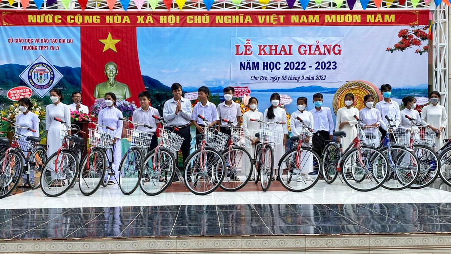 Phó Chủ tịch Ủy ban MTTQ Việt Nam tỉnh Đinh Ngọc Hải (thứ 6 từ trái qua) trao xe đạp cho học sinh Trưởng THPT Ya Ly (huyện Chư Păh). Ảnh: Lê Đại