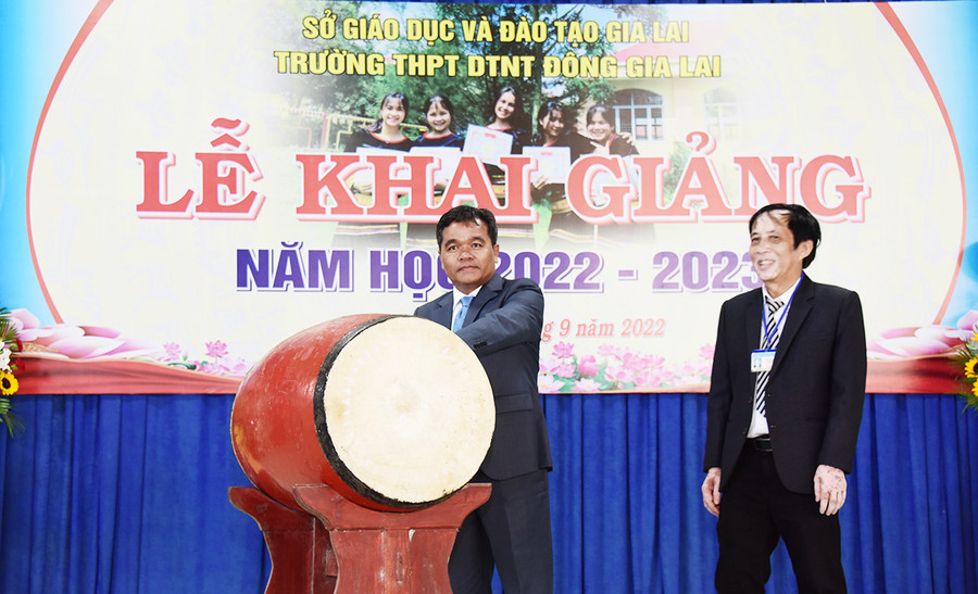 Đồng chí Hồ Văn Niên-Ủy viên Ban Chấp hành Trung ương Đảng, Bí thư Tỉnh ủy, Chủ tịch HĐND tỉnh đã đánh hồi trống mở ra một năm học mới với nhiều điều tốt đẹp và an toàn. Ảnh: Đức Thụy