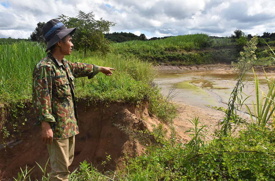 Nhìn ao cá bị nước lũ cuốn sạch, anh Nguyễn Hữu Thủy (làng Alao, xã Lơ Pang) thở dài ngao ngán. Ảnh: Hà Phương