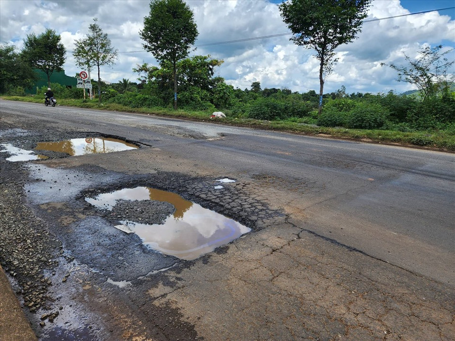 “Ao nước” xuất hiện ở trên đường rất nguy hiểm cho phương tiện lưu thông. Ảnh: B.T