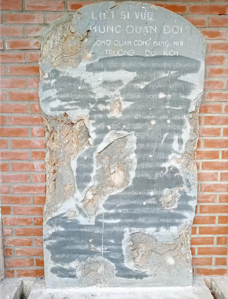 Bia Anh hùng Wừu tại Nghĩa trang Liệt sĩ huyện Vĩnh Linh, tỉnh Quảng Trị. Ảnh: Phạm Thị Phượng