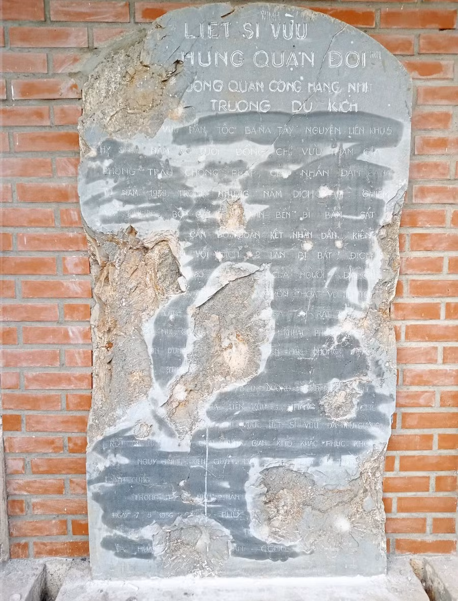 Bia Anh hùng Wừu tại Nghĩa trang Liệt sĩ huyện Vĩnh Linh, tỉnh Quảng Trị. Ảnh: Phạm Thị Phượng